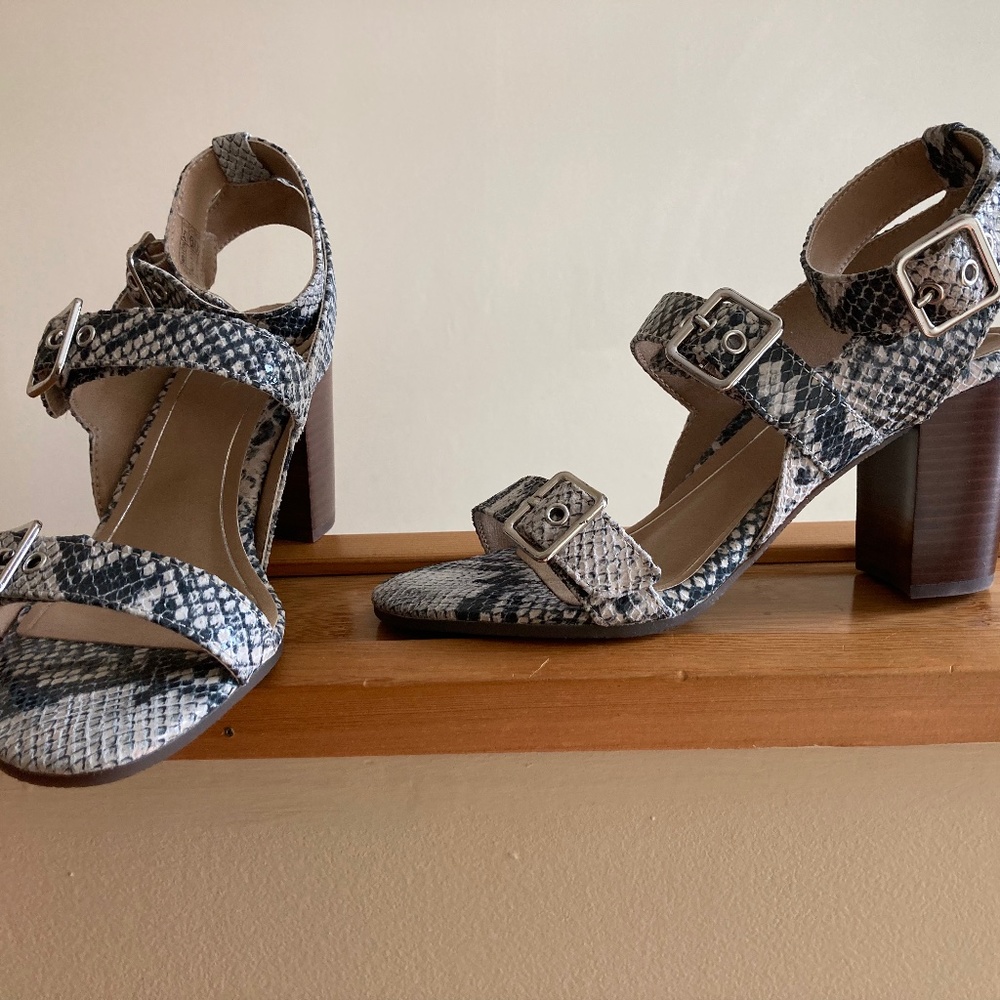 Vionic Perk Carmel  Natural Snake Size 8